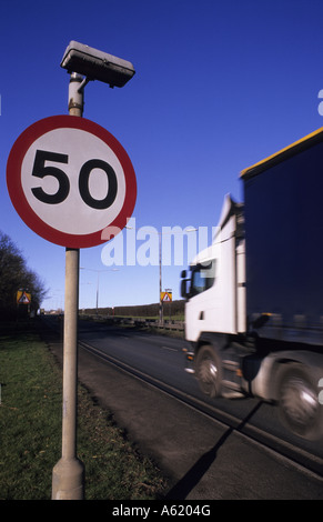 Autocarro passando cinquanta miglia per ora il limite massimo di velocità cartello segnaletico Leeds Yorkshire Regno Unito Foto Stock