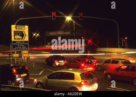 Il traffico si è fermato a semaforo rosso sul punto di interscambio dei trasporti dalla autostrada M62 Leeds Yorkshire Regno Unito Foto Stock