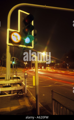 Il semaforo verde che mostra a scambio di traffico di notte Leeds Yorkshire Regno Unito Foto Stock