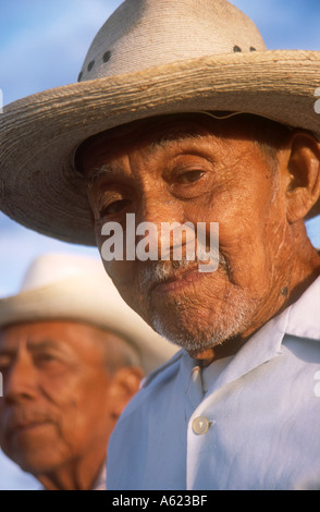 Messico Yucatan Hoctun sorridente due uomini anziani in cappelli testa e la spalla ritratti uno leggermente dietro altri Foto Stock
