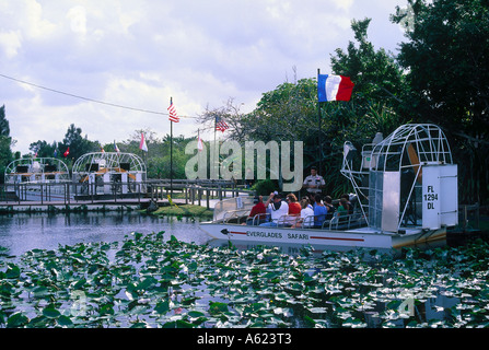 I turisti in airboat in zona paludosa, Everglades, Florida, Stati Uniti d'America Foto Stock