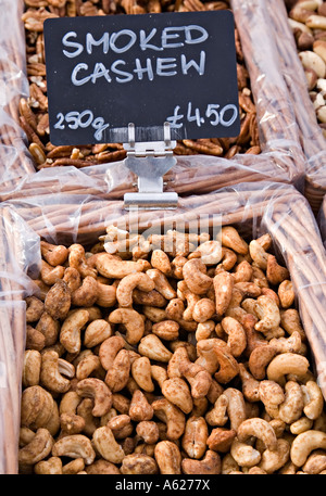 Fumato anacardi sulla vendita all aria aperta farmers market Wales UK Foto Stock