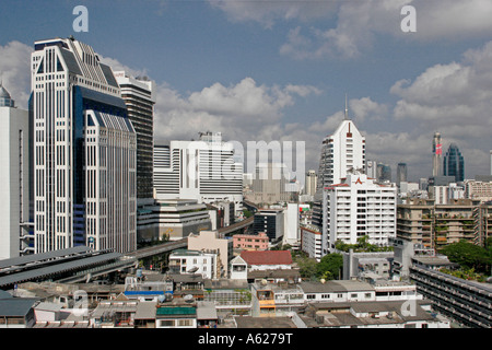 Bangkok city center skyline con stazione BTS Skytrain e ferrovia sopraelevata visibile in basso a sinistra, Bangkok, Thailandia Foto Stock