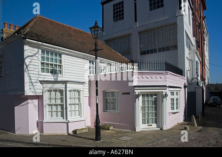 Agnello Cottage convertito del xviii secolo public house con deposito e ex-fabbrica dietro, Church Street, Chiswick, Londra Foto Stock