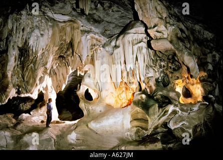 Turista femminile in grotte Cango Sud Africa Foto Stock