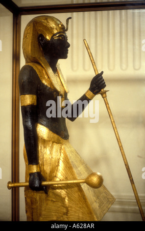 Dorato statua in legno di un nero Nubian figura Egiziano museo delle antichità del Cairo in Egitto Foto Stock