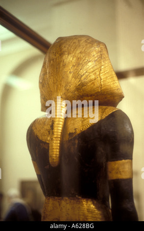 In prossimità del retro dei capelli che fare di legno dorato statua Egiziano museo delle antichità del Cairo in Egitto Foto Stock