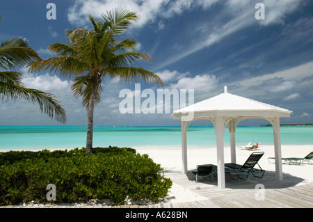 Gazebo e palme sulla deserta isola tropicale. Foto Stock