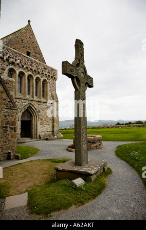 Replica di St John s Croce in piedi al di fuori di San Oran s Abbazia Isola di Iona Foto Stock