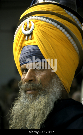 Con la loro fluente barba hanno raggiunto un picco turbante adornata con quoits e fluenti vesti blu Foto Stock