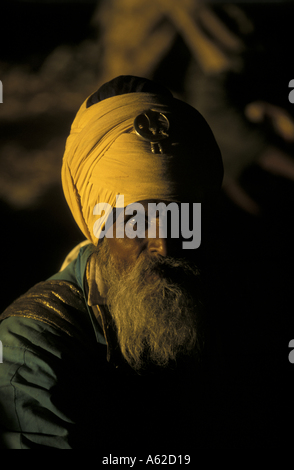 Con la loro fluente barba hanno raggiunto un picco turbante adornata con quoits e fluenti vesti blu Foto Stock