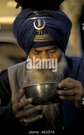 Con la loro fluente barba hanno raggiunto un picco turbante adornata con quoits e fluenti vesti blu Foto Stock