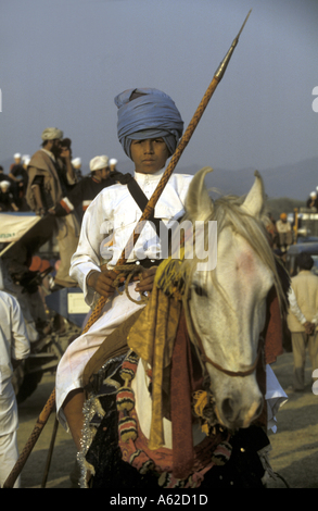 Un giovane ragazzo Nihang holding sprears in sella ad un cavallo durante la hola mohalla celebrazioni Anandpur Sahib Punjab India Foto Stock