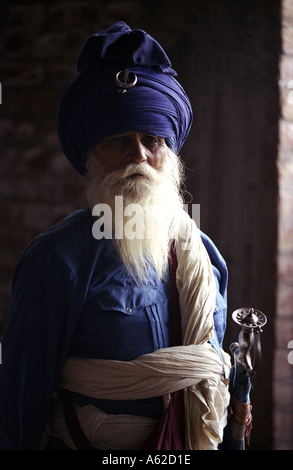 Con loro hanno raggiunto un picco turbante adornata con quoits e fluenti vesti blu Foto Stock