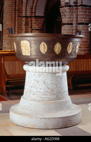 Altenkrempe, Basilika, Taufstein Foto Stock
