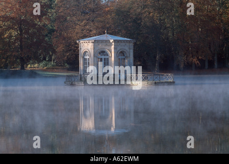 Fontainebleau, Chateau-de-Fontainebleau, Ansicht des Landschaftsparks mit Steinpavillon aus dem 18. Jahrhundert Foto Stock