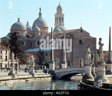 Padova, Platz Prato delle Valle mit Santa Giustina, Nord-Westansicht Foto Stock