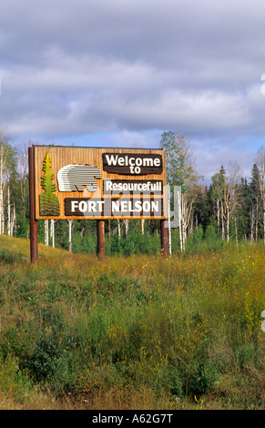 Benvenuto a Fort Nelson sign in British Columbia Canada Foto Stock