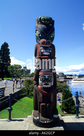 Arte Indiana di lavoro il Kwakiutl Bear Totem Pole nel bellissimo Victoria British Columbia Canada Foto Stock