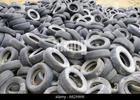 Gran mucchio di vecchi utilizzati pneumatici per auto Dunedin in Nuova Zelanda Foto Stock