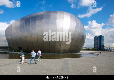 Il Glasgow Science Centre Sulle rive del fiume Clyde con il Cinema Imax e Torre di Glasgow Foto Stock