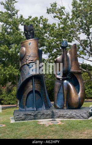 Waitukei scultura in bronzo nei Giardini del Governo al di fuori Rotorua Museum Isola del nord della Nuova Zelanda Foto Stock