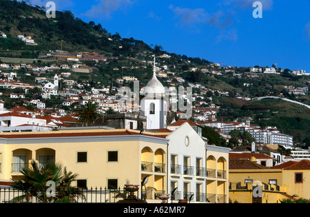 Basso angolo di visione degli edifici sulla collina, Portogallo, Europa Foto Stock