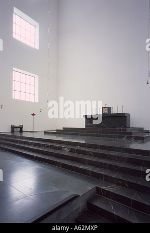 Aachen, San Fronleichnam, erbaut 1929 Rudolf von Schwarz, Altarraum mit Ewiglicht-Leuchter Foto Stock