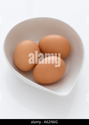 Le uova nella ciotola bianco shot con professionisti di medio formato digital Foto Stock