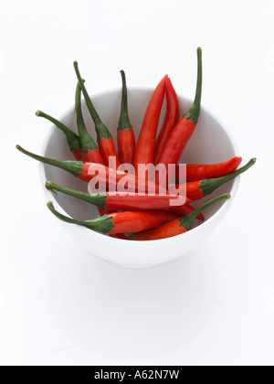 Peperoncini rossi in bianco ciotola shot con professionisti di medio formato digital Foto Stock