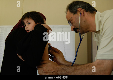 Un bambino palestinese ricevere cure mediche in una clinica della Cisgiordania Israele Foto Stock