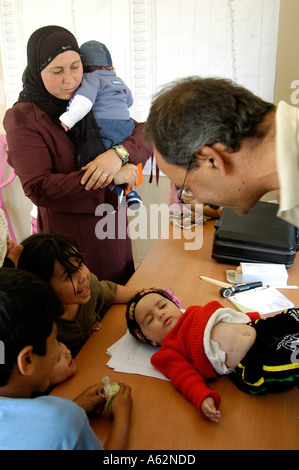 Bambini palestinesi ricevono il trattamento in una clinica medica in Cisgiordania Israele Foto Stock
