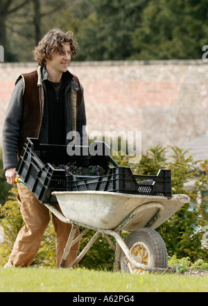 Celebrity giardiniere Dan Pearson lavorando sul nuovo giardino murato a Broughton Hall Foto Stock