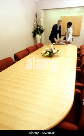 Gli uomini d' affari sale riunioni in sala conferenze con misto situazione etnica Foto Stock
