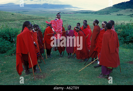 Guerrieri Maasai dancing Ngorongoro Conservation Area Tanzania Foto Stock