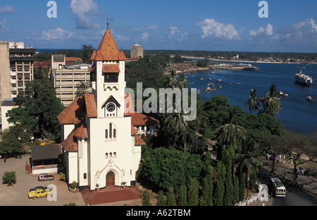 Chiesa luterana in stile bavarese costruito nel 1898 dai missionari tedeschi presso il porto di Dar es Salaam in Tanzania Foto Stock