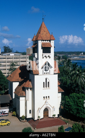 Chiesa luterana in stile bavarese costruito nel 1898 dai missionari tedeschi presso il porto di Dar es Salaam in Tanzania Foto Stock