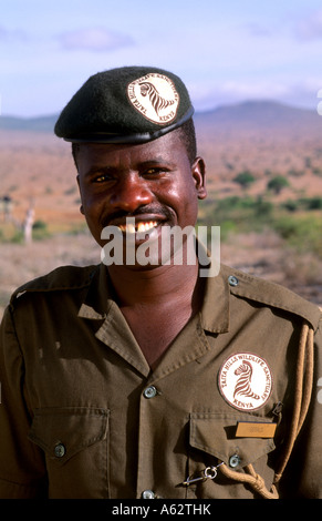 Africano nero operaio per safari della giungla in uniforme a Masai Mara motivi del Kenya Africa a Taita Hills Wildlife Sanctuary Foto Stock