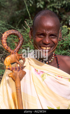 Tribù Masai uomo con grande foro dell'orecchio per la gioielleria in costume abito tradizionale nelle giungle vicino Kenya Africa Masai Mara Foto Stock