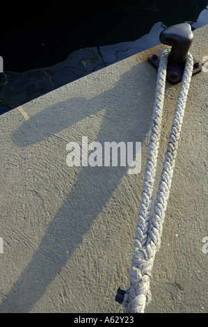 Bollard con funi intorno ad esso Foto Stock