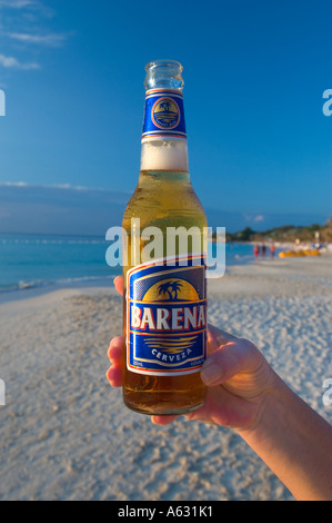Birra honduregno sulla spiaggia Roatan Foto Stock
