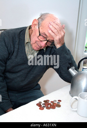 Dal punto di vista finanziario preoccupato vecchiaia titolare di pensione o di rendita che vivono in povertà vadano incontro alla rovina finanziaria in depressione finanziaria Foto Stock