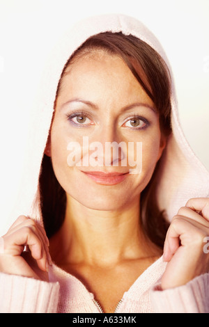 Ritratto di una metà donna adulta sorridente Foto Stock