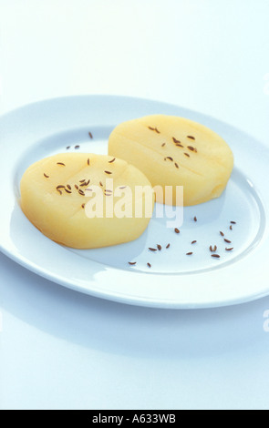 Close-up di fette di formaggio sulla piastra Foto Stock