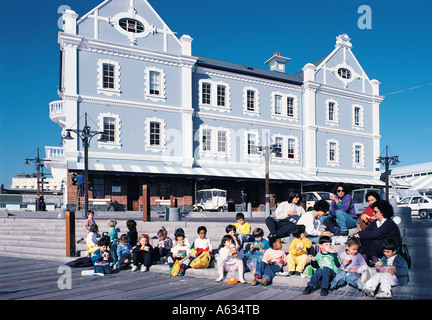 La scuola dei bambini aventi un picnic sul lungomare di Cape Town harbour Sud Africa Foto Stock