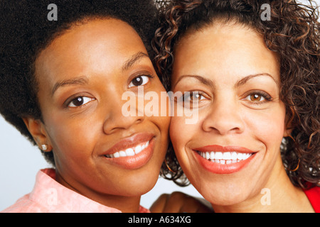 Ritratto di una giovane donna e una donna matura sorridente Foto Stock