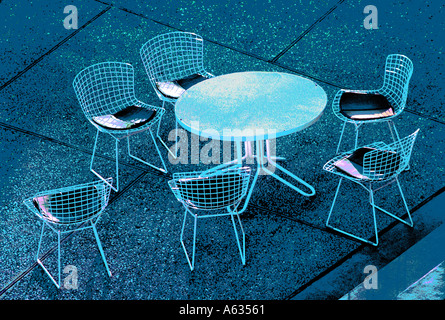 Patio in acciaio mobili da esterno tavolo e sedie sul patio in cemento in impostazione design digitale fotografico illustrazione Foto Stock