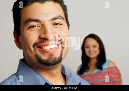 Ritratto di una metà adulto uomo sorridente con una metà donna adulta in background Foto Stock