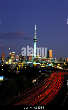 Nuova Zelanda Auckland skyline notturno con Sky Tower e striature di traffico Foto Stock