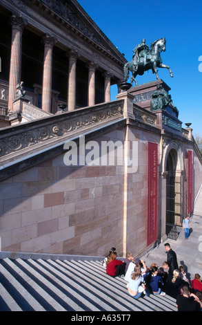 I turisti alla National Gallery, Alte Nationalgalerie, l'Isola dei Musei di Berlino, Germania Foto Stock